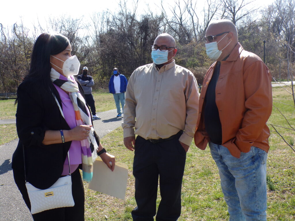 Khan, right, with Lozada and Rojas.