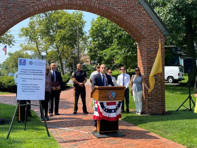 MAYOR HELMIN CABA, JOINED BY THE CITIZENS CAMPAIGN Signs Measures to